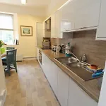 Belmont House Apartment *