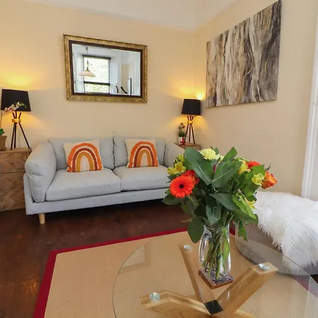 Belmont House Apartment *